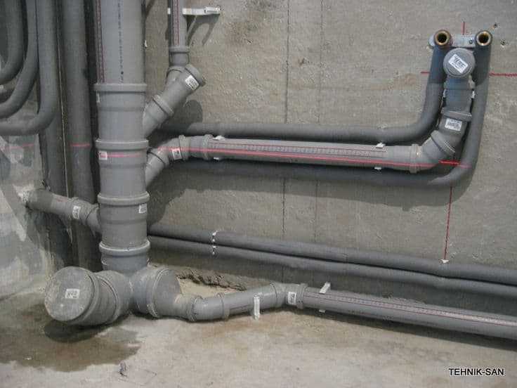 Как правильно монтировать канализационные трубы в доме?