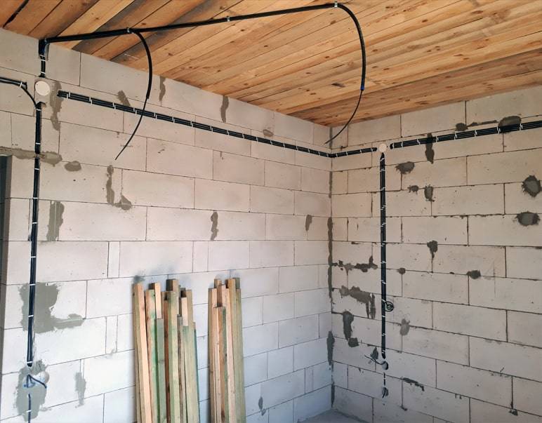 Как провести электромонтажные работы в старом доме без повреждения стен и потолков