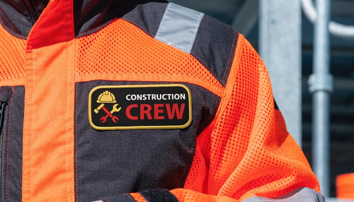 Нашивка логотипа на одежду строительной бригады