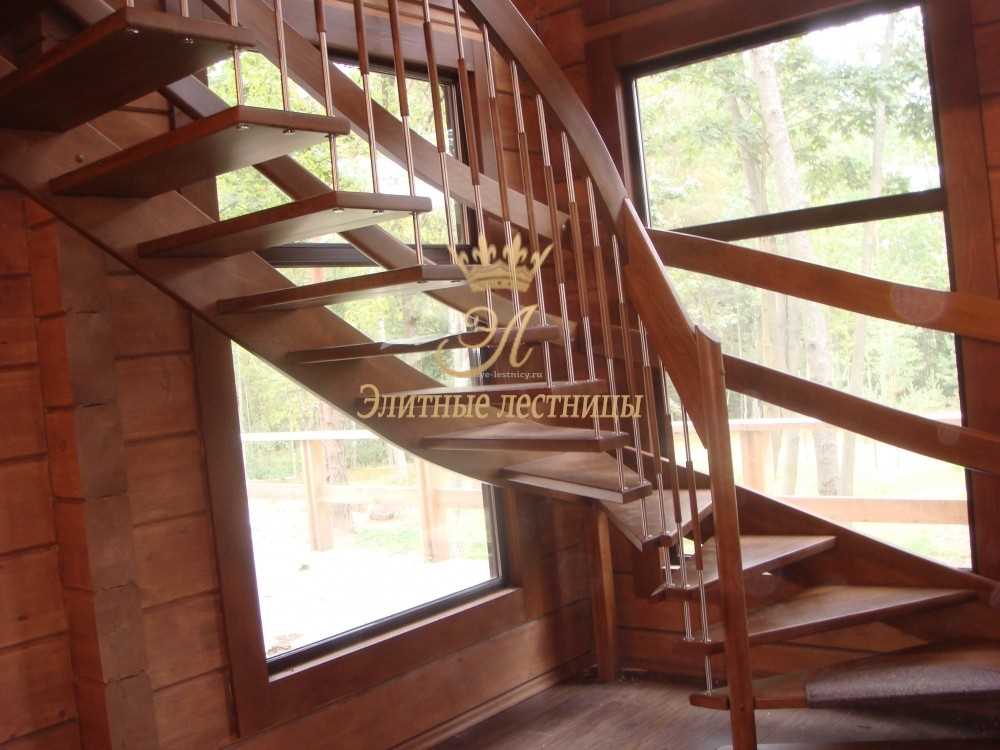 Воздушные работы: особенности установки деревянной лестницы на второй этаж