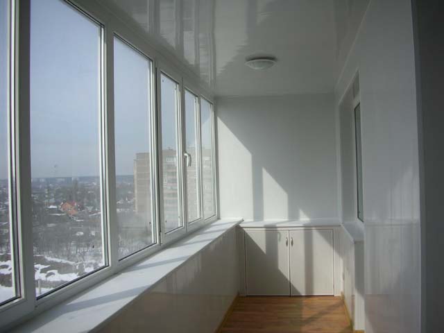 Остекление балкона п 44т окнами Proplex: расширь границы помещения