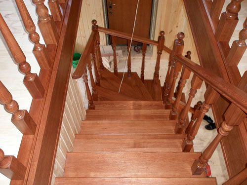 Изготовление деревянных лестниц на второй этаж: история возникновения и нюансы выбора лестницы