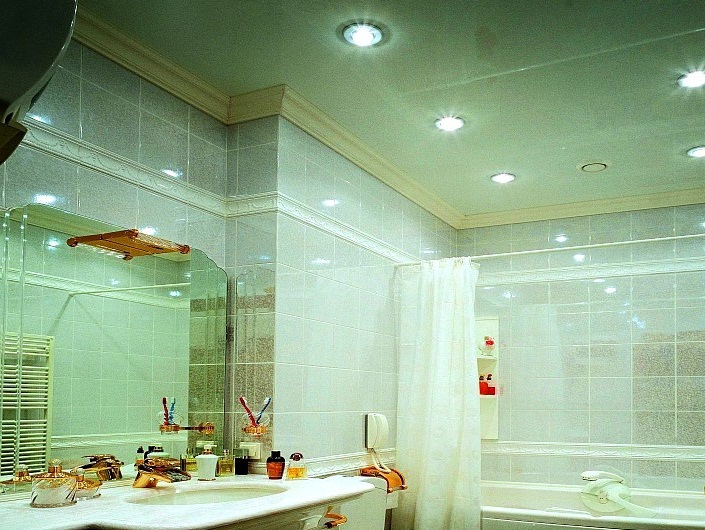 Натяжной потолок - верный выбор для ванной