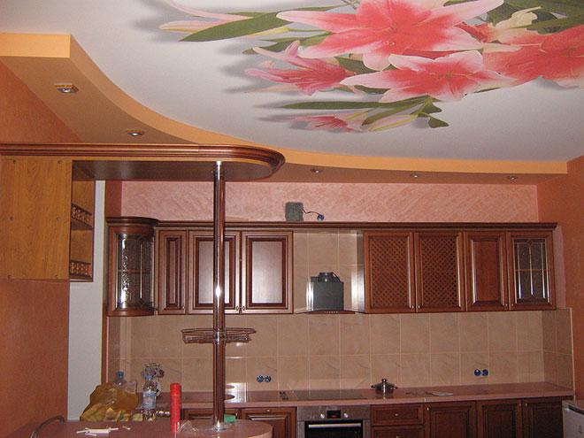 Отличные натяжные потолки на кухне с фотопечатью