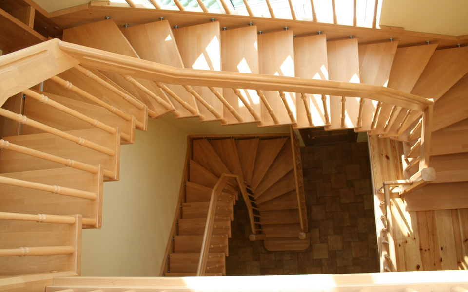 Комплектующие для лестницы из дерева – особенности и преимущества
