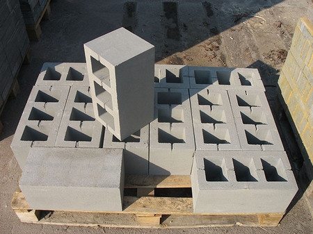 Стеновые блоки из бетона – разновидности, области и особенности применения