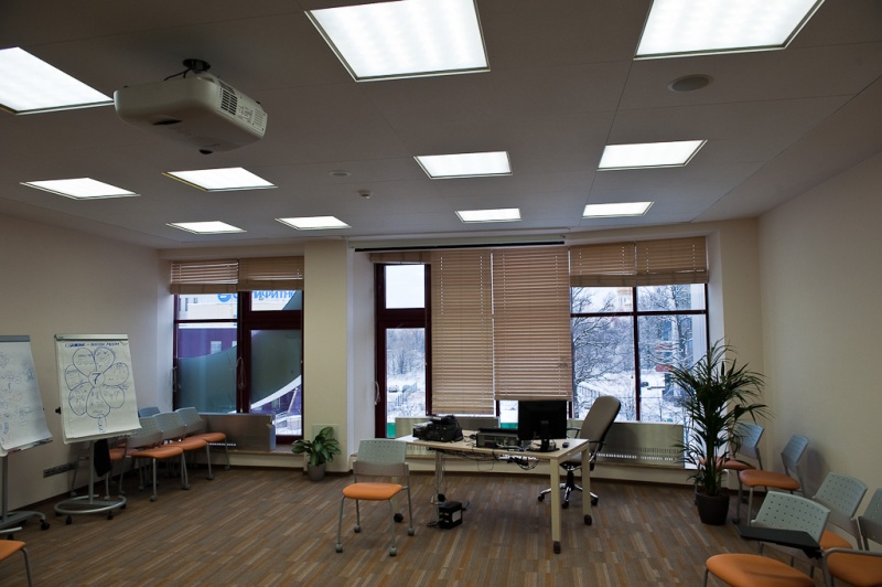 Организация офисного освещения: люминесцентные и светодиодные источники