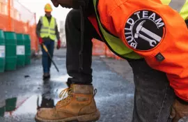 Нашивка логотипа на одежду строительной бригады: как это повышает доверие заказчиков